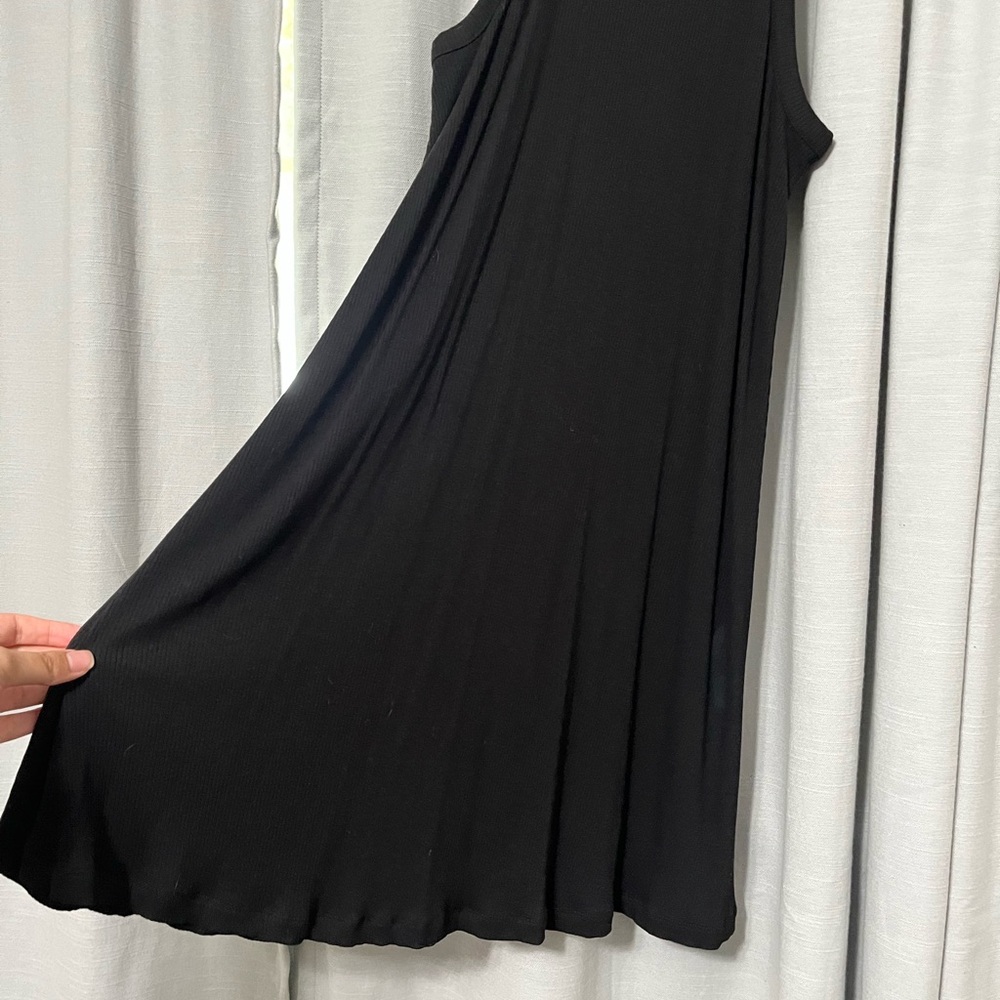 Flowy Black Ribbed Dress - Picture 4 of 4